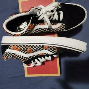 Black tigar vans